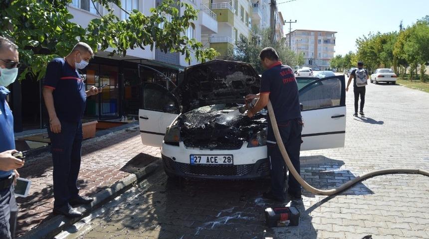 Besni’de park halindeki otomobil alev aldı