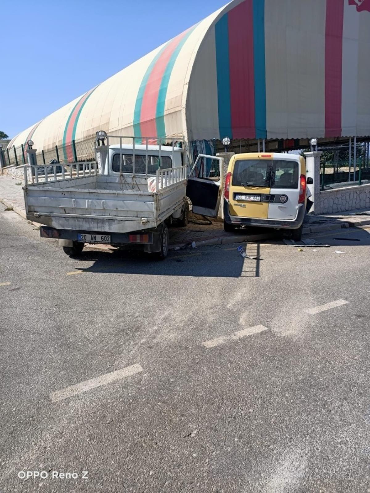 Hafif ticari ara&ccedil; ile kamyonet &ccedil;arpıştı: 2 yaralı