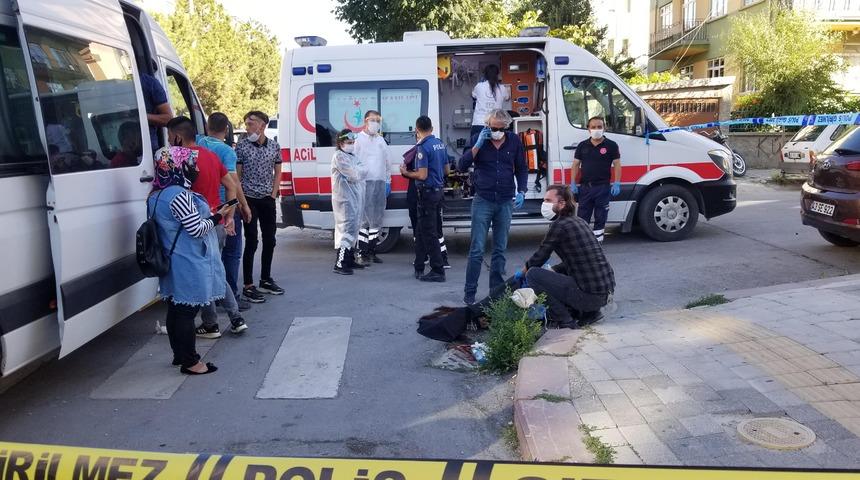 K&uuml;tahya'da korkun&ccedil; olay! Fenalaşarak minib&uuml;sten indi, oturduğu kaldırımda hayatını kaybetti