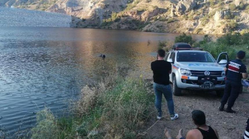 G&ouml;lete giren kızlarını kurtarmak isteyen anne-baba suya atladı! Baba &ccedil;ıktı, anne ise...