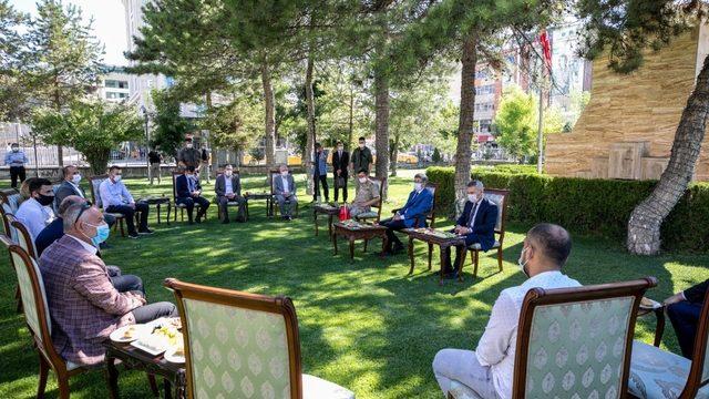 Vali Bilmez şehit aileleri dernek başkanlarıyla buluştu