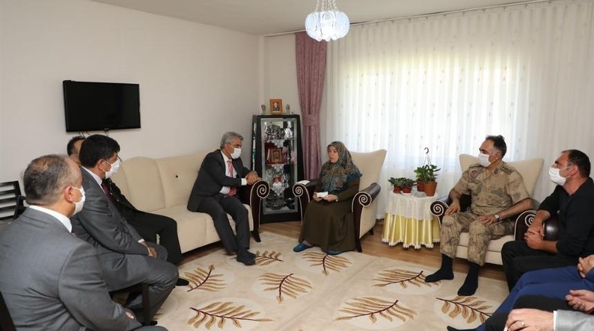 Vali Makas, şehit ve gazi ailelerini ziyaret etti