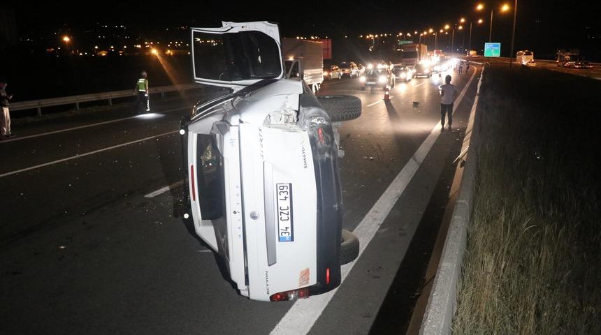 TEM&rsquo;de otob&uuml;sle &ccedil;arpışan pikap devrildi: 5 yaralı