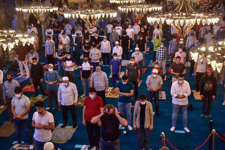 Ayasofya Camii'nde ilk bayram namazı! Koşarak geldiler G3
