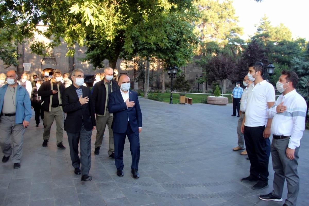 Vali G&uuml;naydın: "Ziyaretlerimizi m&uuml;mk&uuml;n mertebe telefonla yapalım"