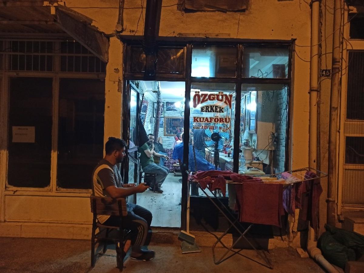 Tıraş olmakta gecikenler bayramı berber ve kuaf&ouml;r salonlarında karşıladı