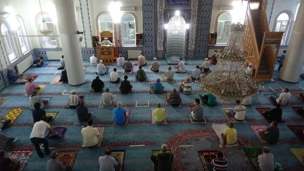 Uşak&rsquo;ta sosyal mesafeli bayram namazı