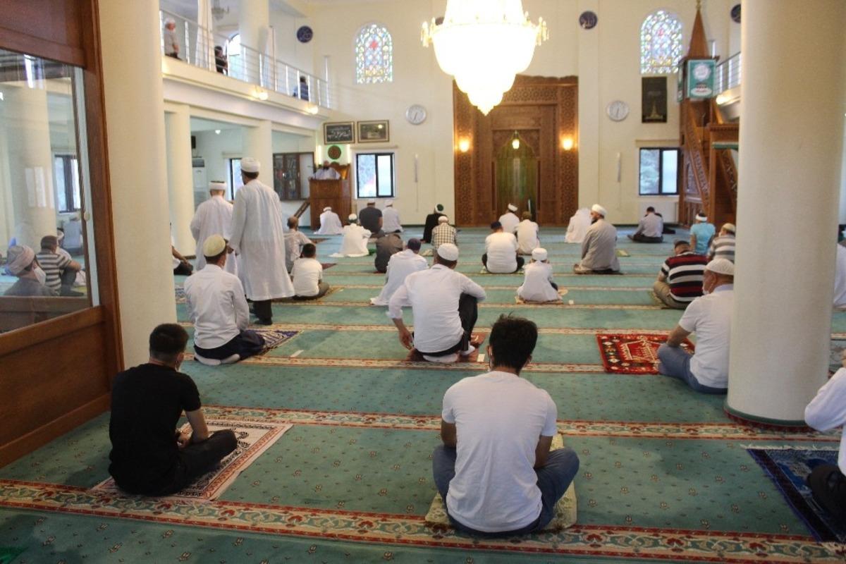 Sosyal mesafeli bayram namazı