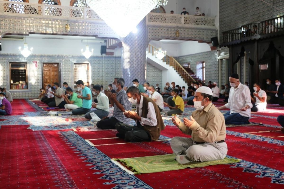 Bayramı namazı sosyal mesafeli ve maskeli kılındı