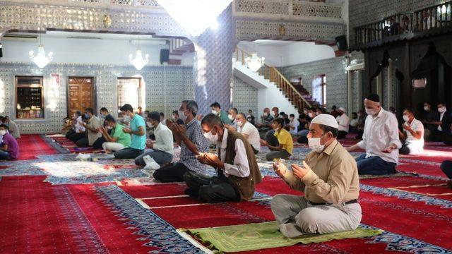 Bayramı namazı sosyal mesafeli ve maskeli kılındı