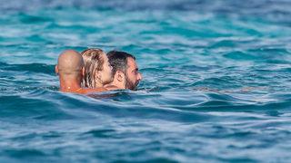 Rita Ora arkadaşlarıyla Ibiza'da 