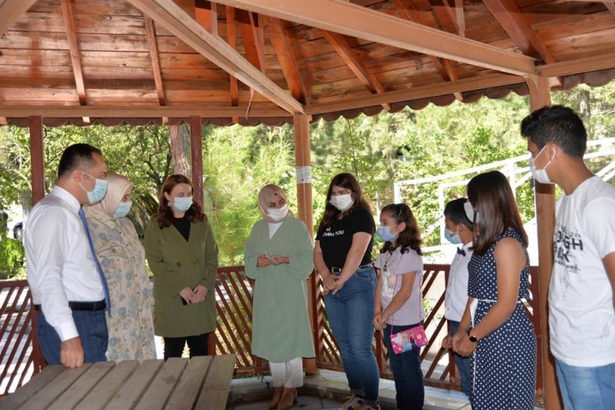 Vali Şent&uuml;rk, &ccedil;ocuklara bayram har&ccedil;lığı dağıttı
