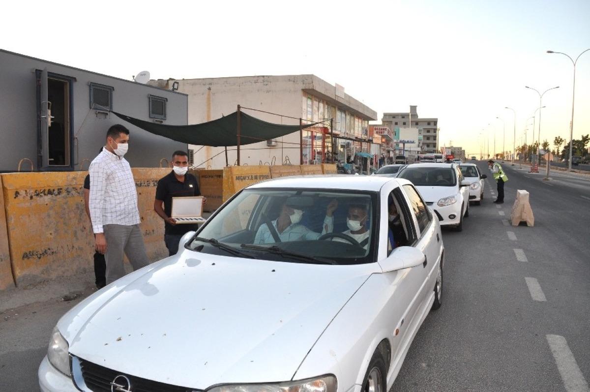 Kaymakam il&ccedil;e giriş noktasında ara&ccedil;ları denetledi