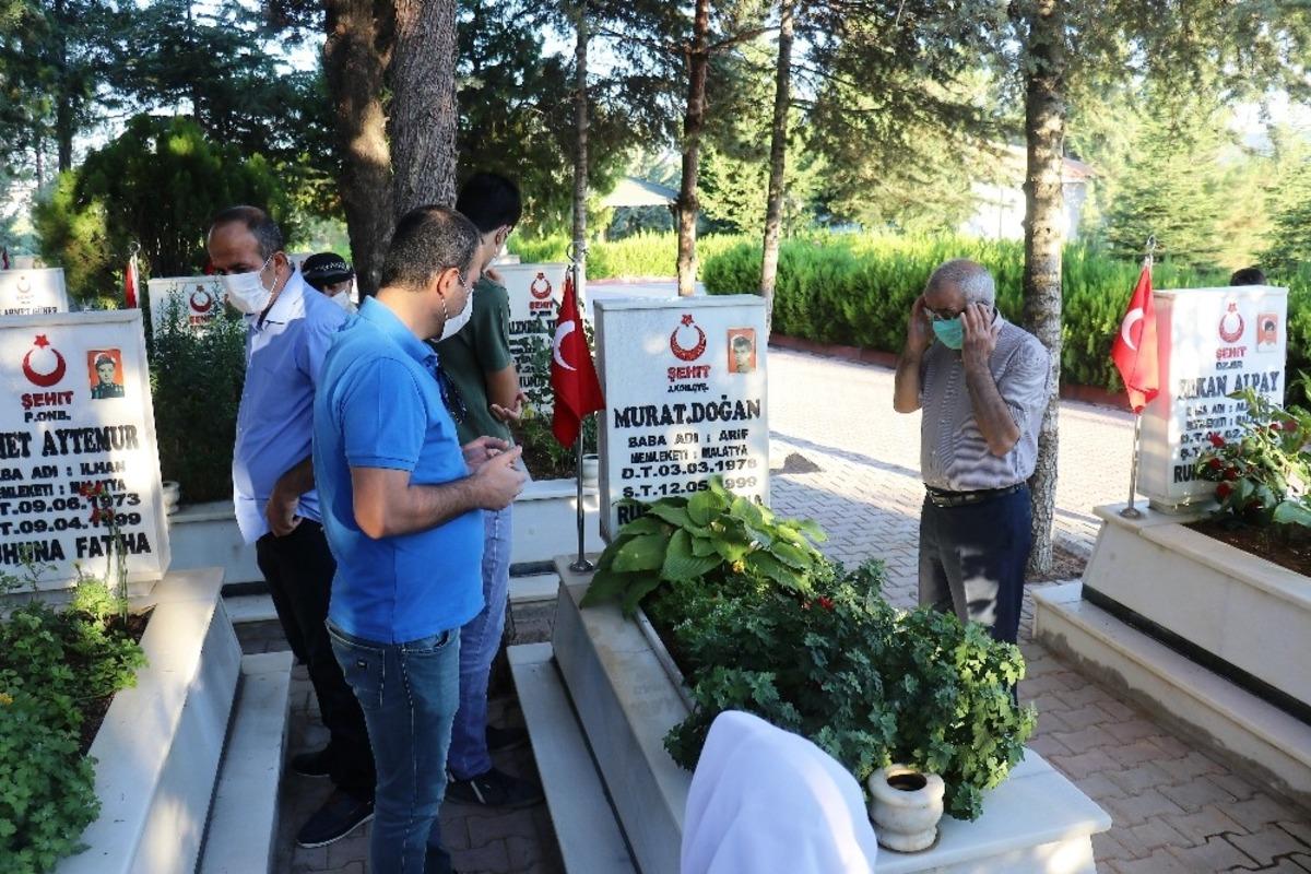 Şehitlikte buruk bayramlaşma