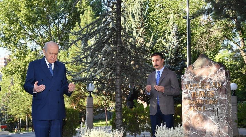 Bahçeli, Alparslan Türkeş’in mezarını ziyaret etti