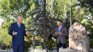 Bahçeli, Alparslan Türkeş’in mezarını ziyaret etti