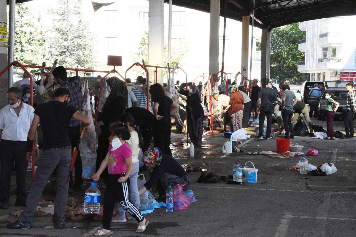 Bayram koronavir&uuml;s&uuml; unutturdu! Konya'da endişelendiren manzara
