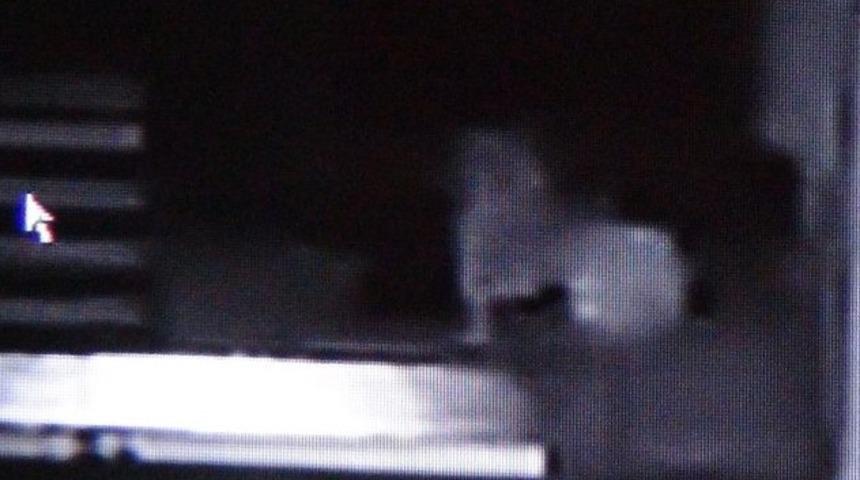 Camide uyuyan adamın parasını çaldı!