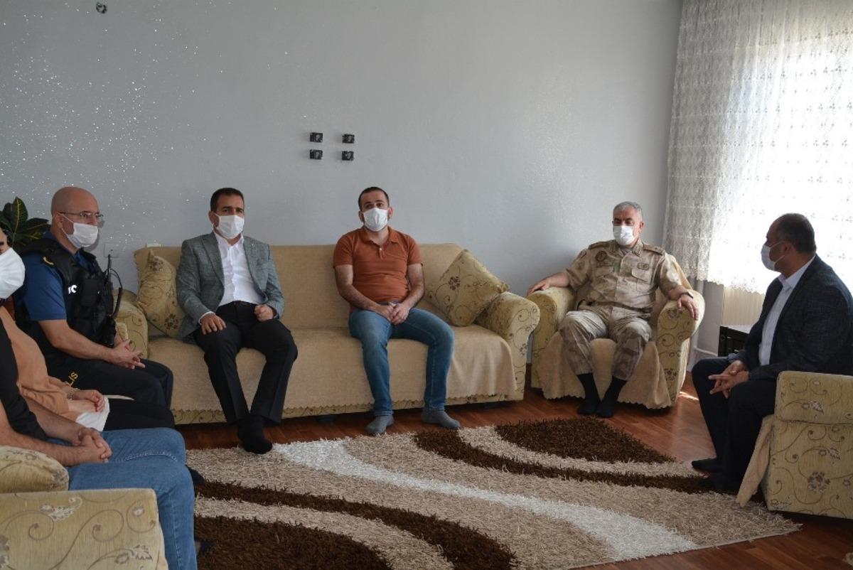 Vali Akbıyık&rsquo;tan şehit ailesine bayram ziyareti