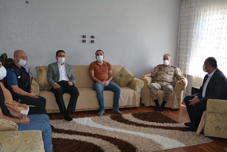 Vali Akbıyık’tan şehit ailesine bayram ziyareti G1