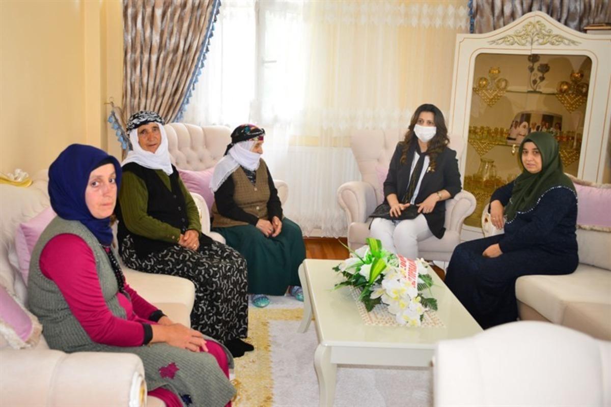 Vali H&uuml;seyin &Ouml;ner&rsquo;in eşi Zehra Mine &Ouml;ner, Şehit İnan Ak&ccedil;am&rsquo;ın ailesini ziyaret etti