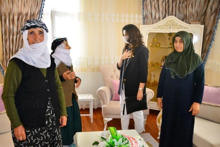 Vali Hüseyin Öner’in eşi Zehra Mine Öner, Şehit İnan Akçam’ın ailesini ziyaret etti G2