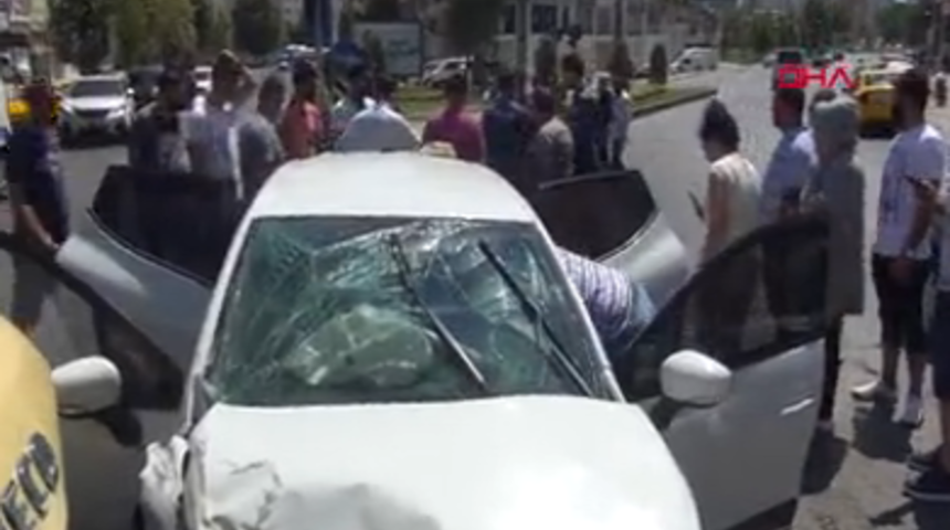 Esenyurt'ta minibüs ile otomobil çarpıştı! Yaralılar var