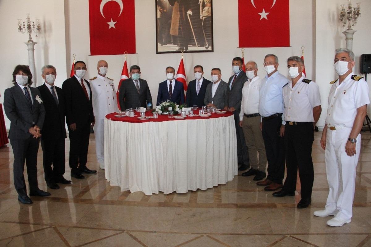 Vali Su, il protokol&uuml;yle bayramlaştı