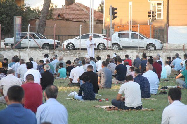 Sarıgöl’de bayram namazı stadyumda kılındı