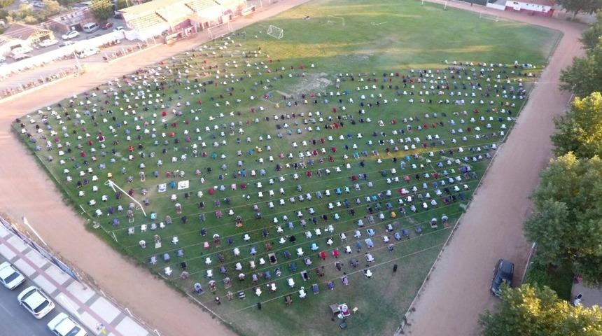 Sarıgöl’de bayram namazı stadyumda kılındı