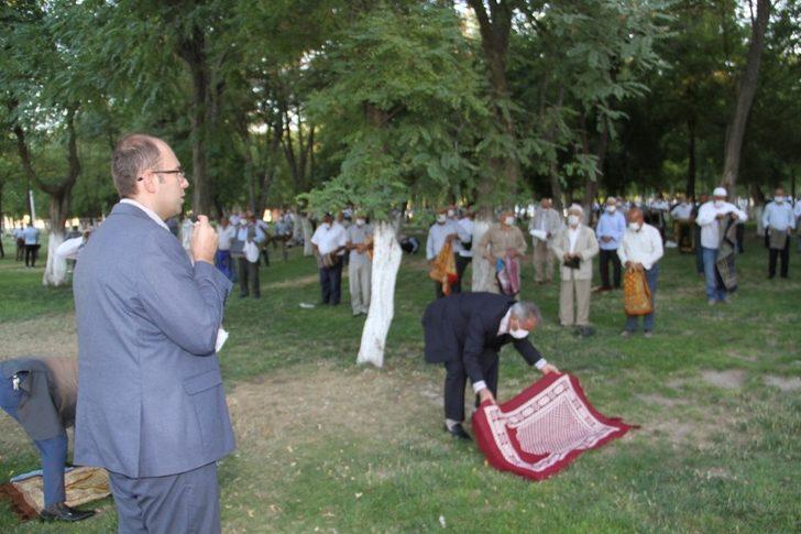 Kaymakam Türkmen vatandaşlarla bayramlaştı G2