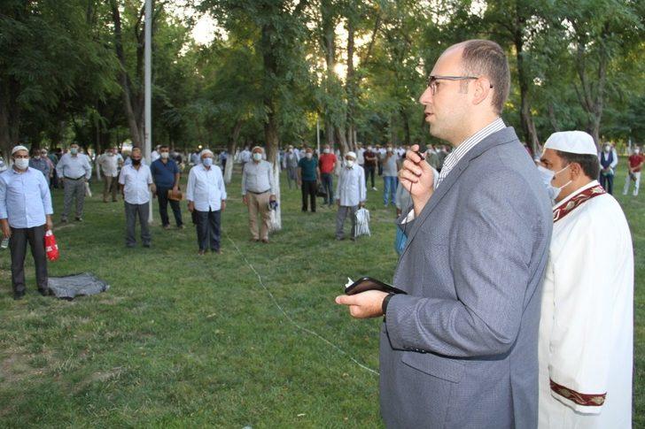 Kaymakam Türkmen vatandaşlarla bayramlaştı G3