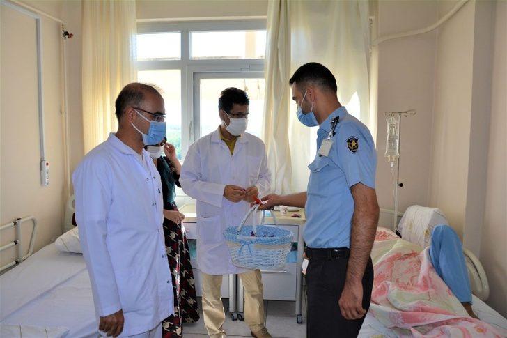 DÜ Hastanesi Başhekimi Akdağ’dan hasta ve çalışanlara bayram ziyareti G4