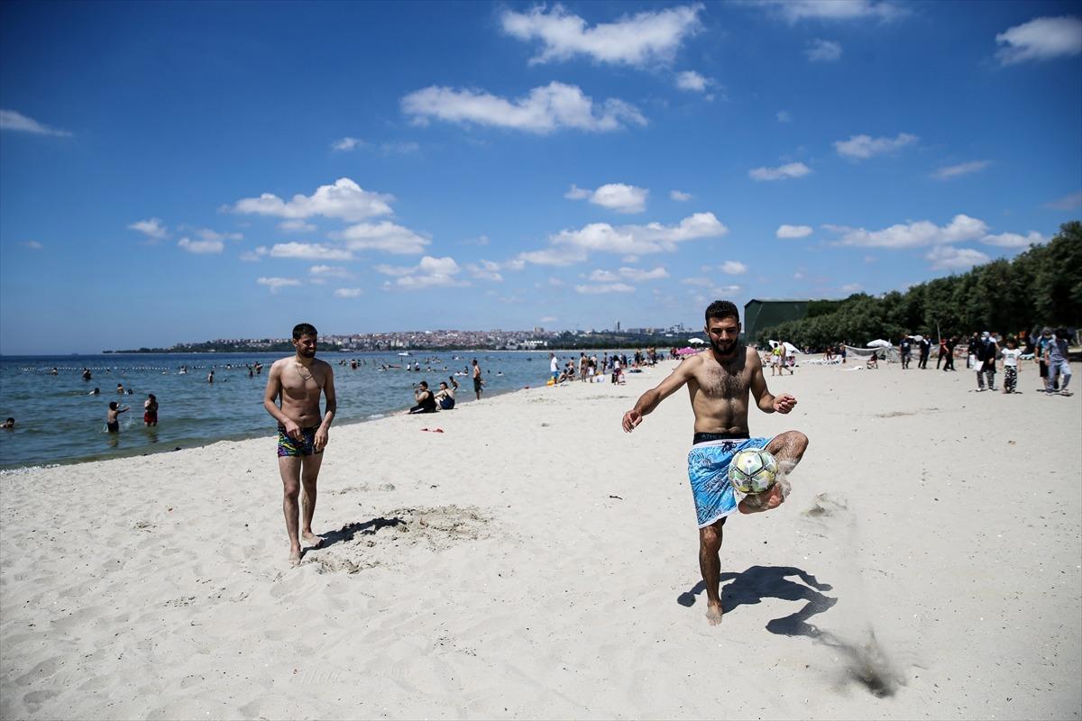 Bayram tatilini fırsat bilenler, soluğu plajda aldı