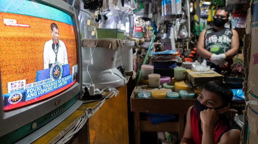Duterte: Maskelerinizi benzinle dezenfekte edin
