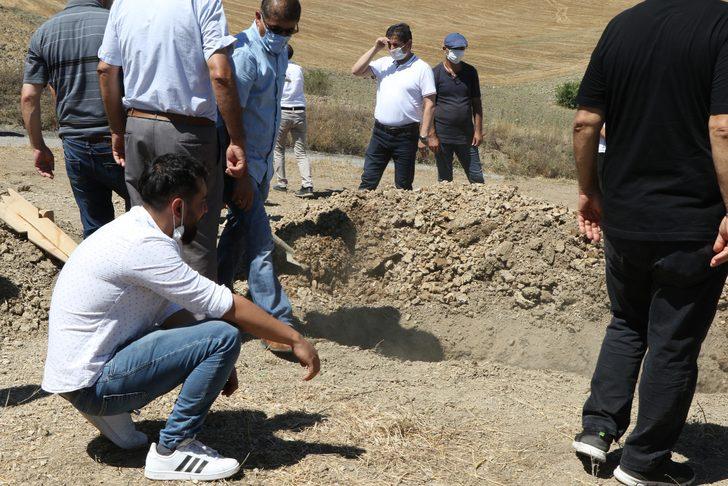 Yürek parçalayan an! Boğularak ölen polis memuru eşini elleriyle toprağa verdi G3
