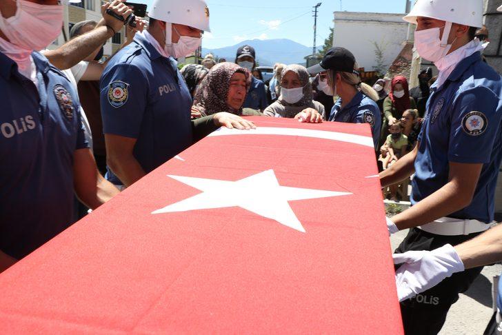 Yürek parçalayan an! Boğularak ölen polis memuru eşini elleriyle toprağa verdi G5