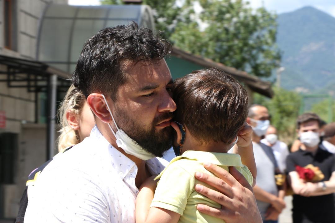 Y&uuml;rek par&ccedil;alayan an! Boğularak &ouml;len polis memuru eşini elleriyle toprağa verdi