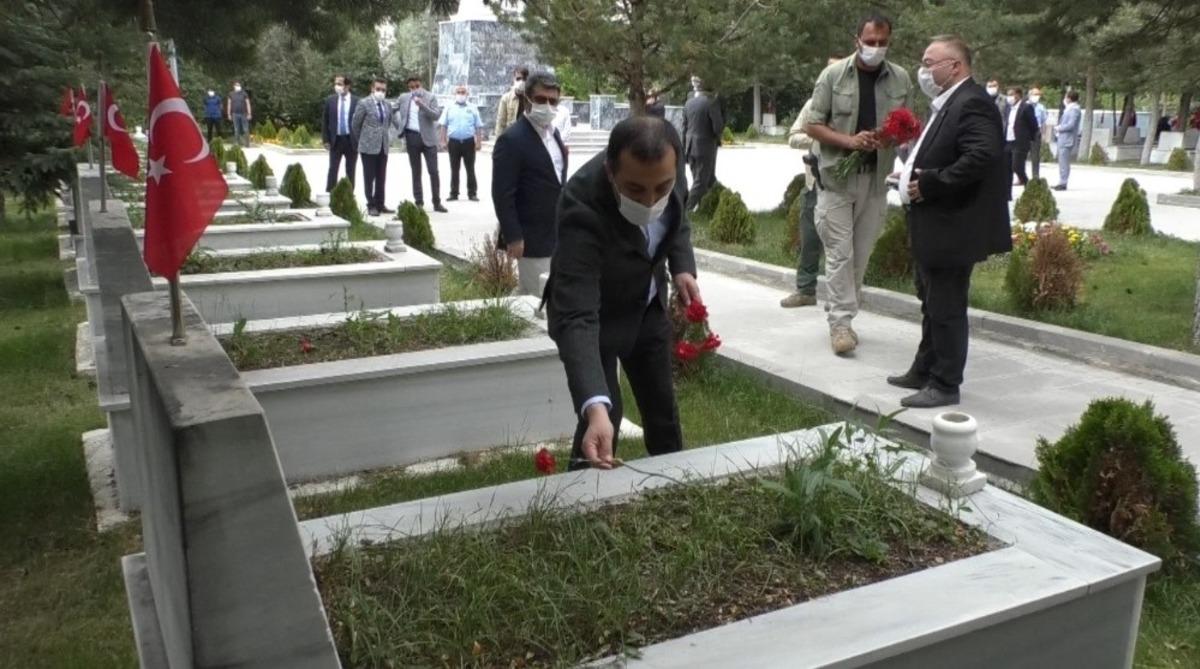 Kars Valisi T&uuml;rker &Ouml;ks&uuml;z, Şehitliği ziyaret etti