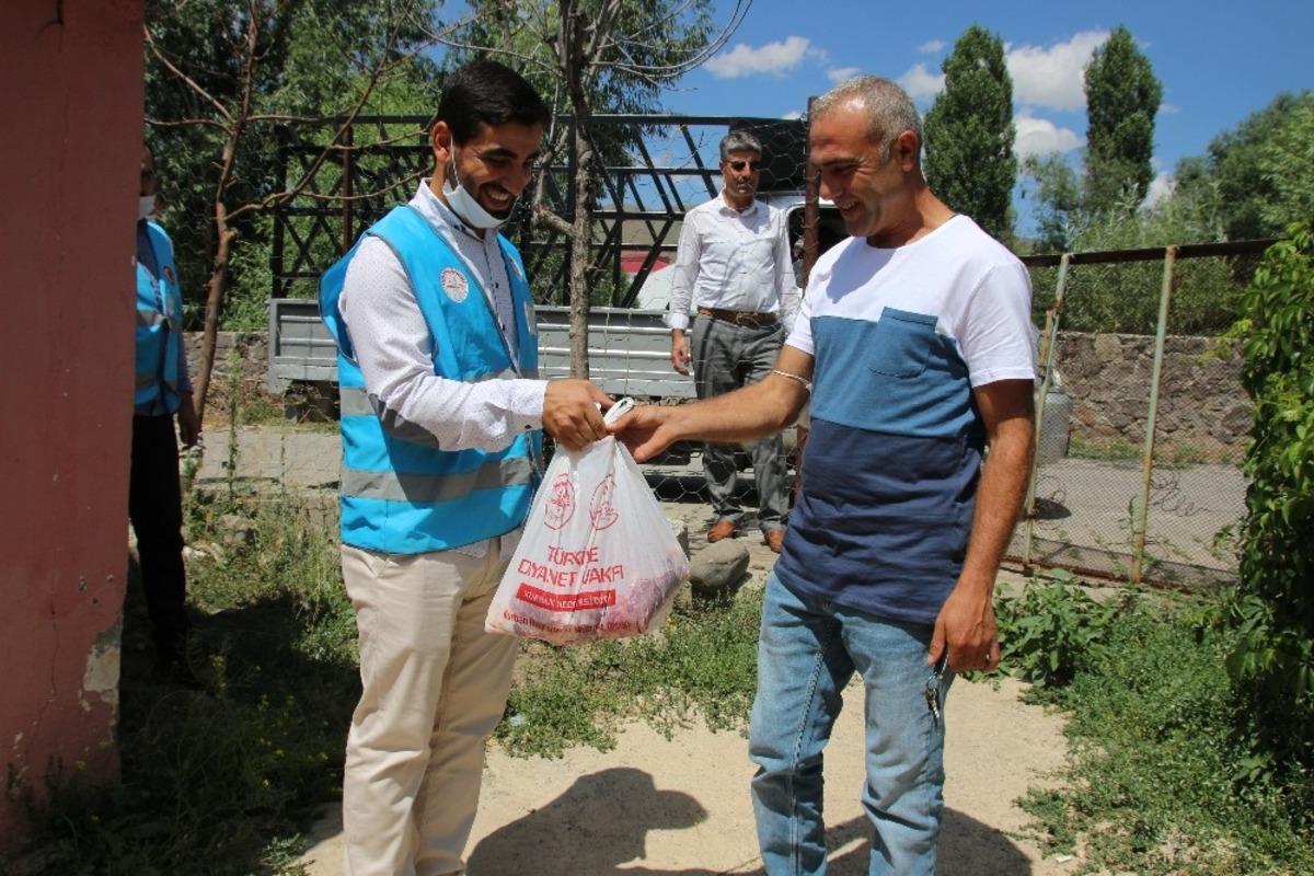 Varto&rsquo;da Kurban eti dağıtımı