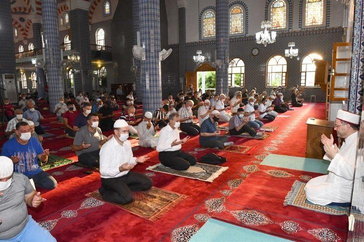 Vali Su, bayram namazını Muğdat Camii’nde kıldı G1
