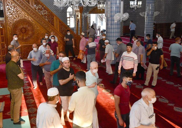 Vali Su, bayram namazını Muğdat Camii’nde kıldı G4