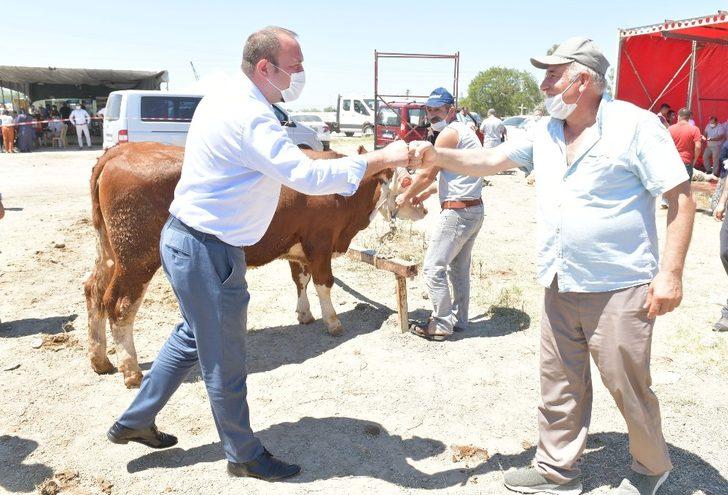 Çiğli Belediyesi kurban etlerini ihtiyaç sahiplerine iletiyor G1