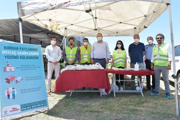 Çiğli Belediyesi kurban etlerini ihtiyaç sahiplerine iletiyor G2