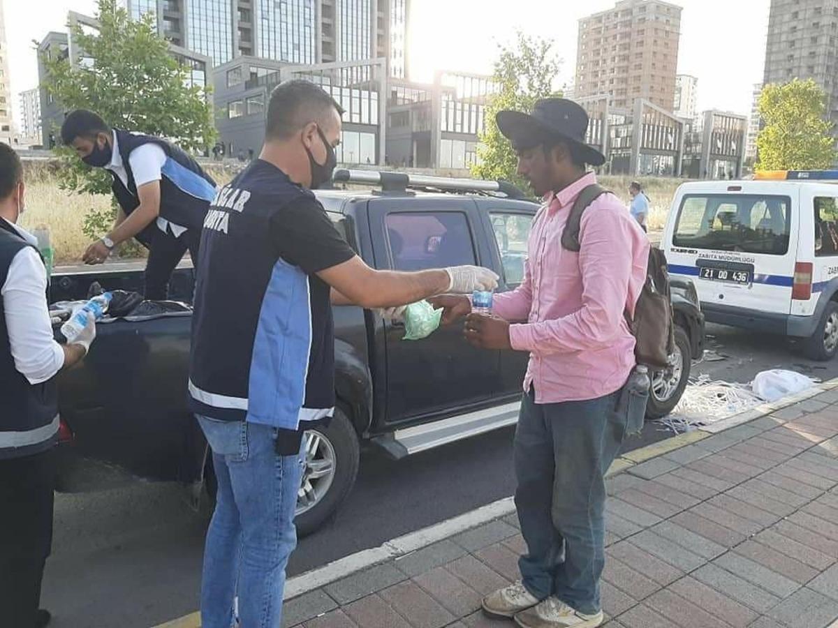 Başkan Beyoğlu d&uuml;zensiz g&ouml;&ccedil;menlere yemek ikramında bulundu