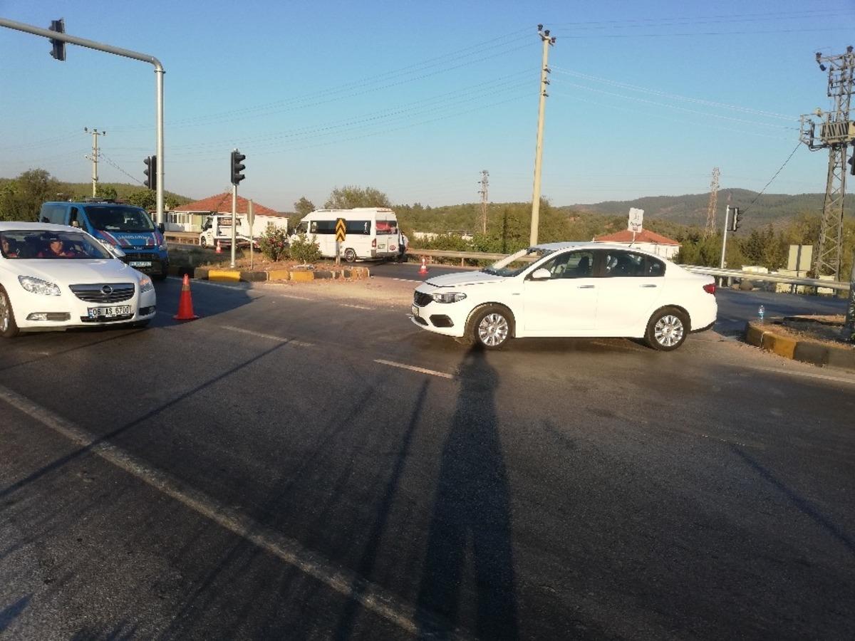 Otomobil ile minib&uuml;s &ccedil;arpıştı 5 yaralı