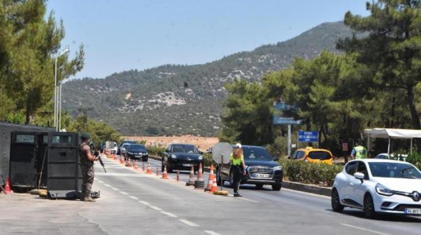 &Uuml;nl&uuml; tatil merkezine &uuml;&ccedil; g&uuml;nde 300 bin ara&ccedil; girdi!