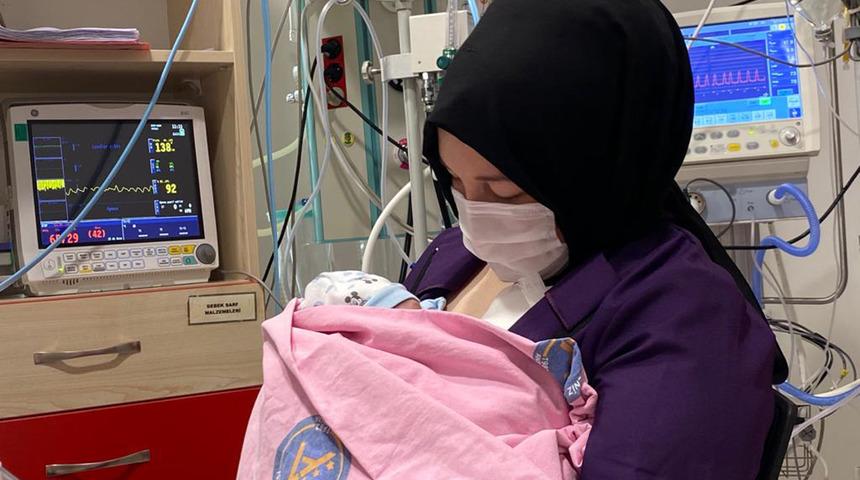 Kadavradan rahim nakli yapılan Derya Sert, bebeğini kucağına aldı
