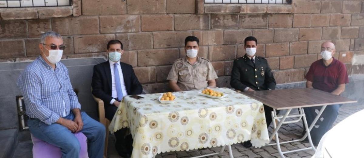 Kaymakam Erat&rsquo;tan şehit ailelerine bayram ziyareti