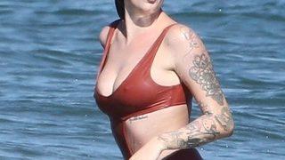 Ireland Baldwin'in plaj şıklığı dikkat çekti 